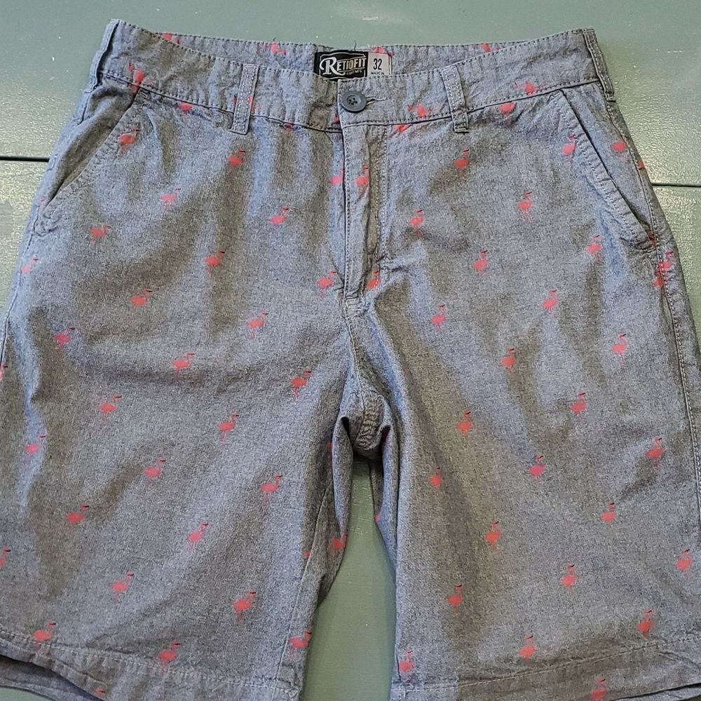 RETROFIT mens shorts. Size 32. Blue gray background with pink flamingos.